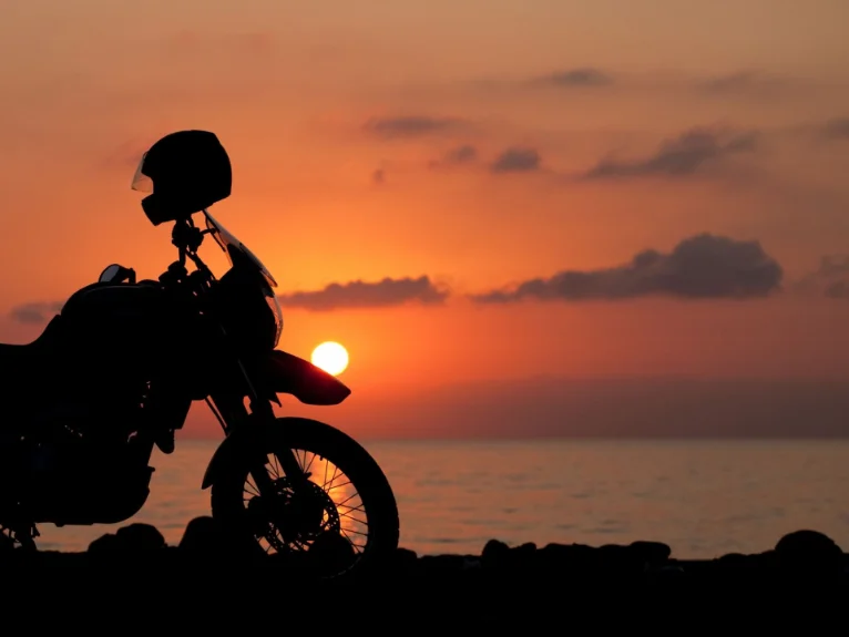 Photo — motards sur la route, lever de soleil