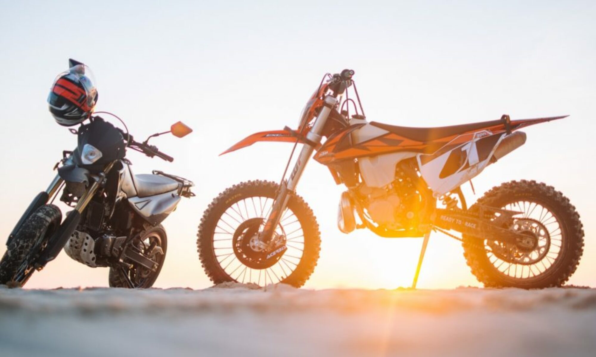 Photo — moto au coucher du soleil