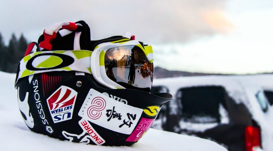 Photo — casque dans la neige